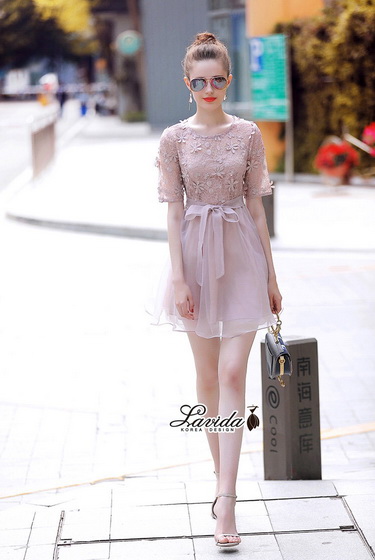 เดรสสุดหรู สไตล์เจ้าหญิงตัวเสื้อเป็นผ้าปัก