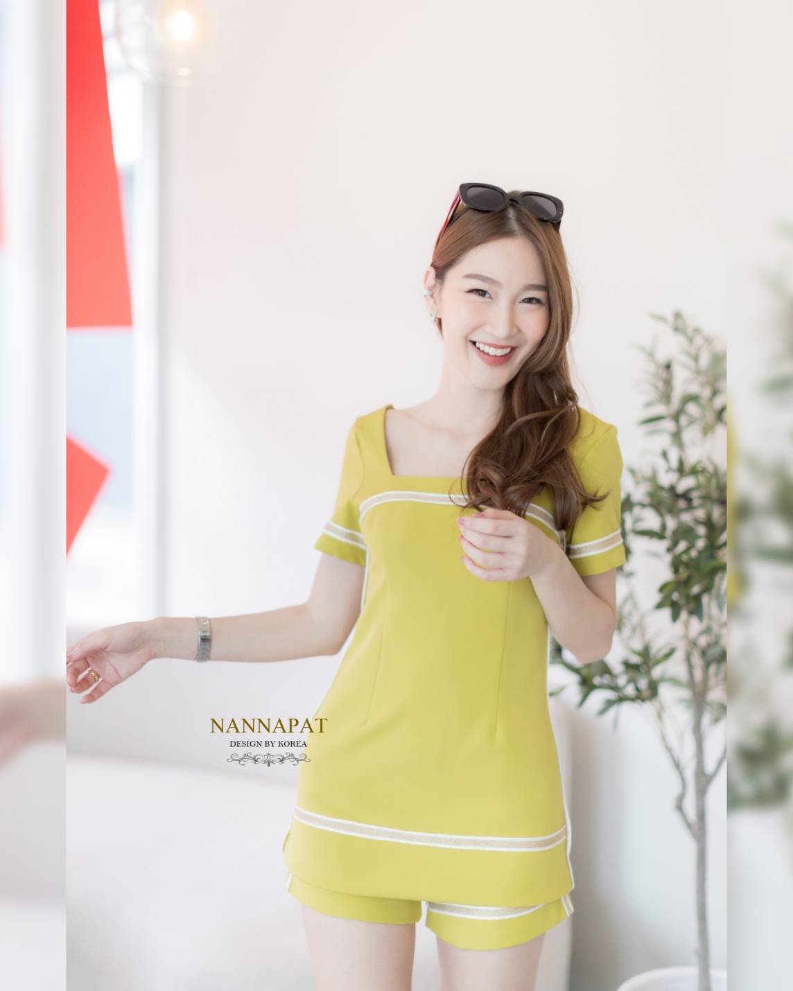 เสื้อซิปหลัง ตัดเส้นสีทองสวย