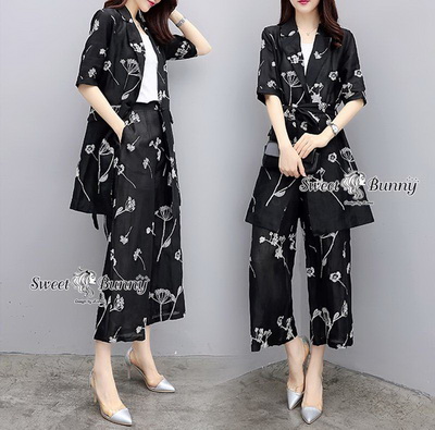 เสื้อทรงสูท ผ้าพื้นสีดำพิทพ์ลายดอกไม้สีขาว