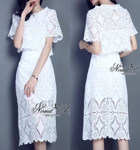 เสื้อลูกไม้ + เสื้อซับใน และกระโปรง