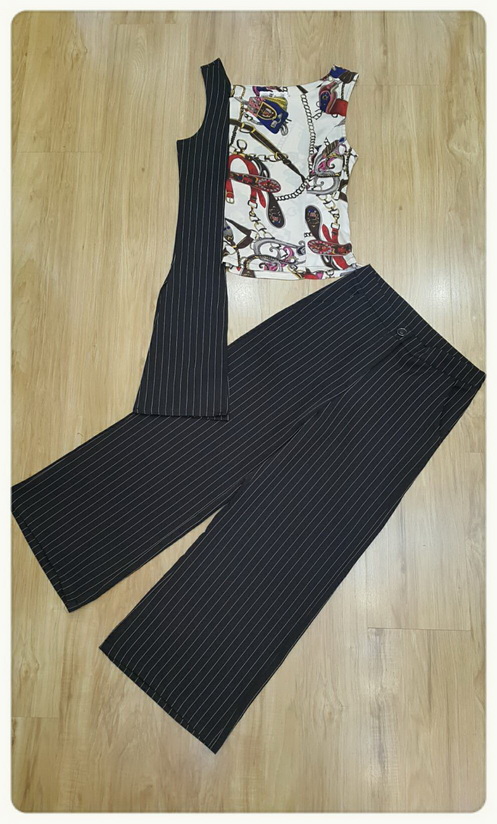 ผ้าพื้นดำริ้วขาวทั้งชุด เสื้อเก๋ด้วยเอาผ้า Silk satin พิมพ์ลายโซ่