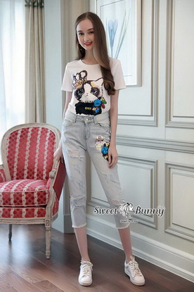 เสื้อคอกลมสีขาวกางเกงผ้ายีนส์