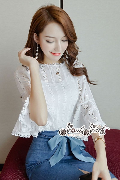 เสื้อทรงสามส่วนต่อชายแขนเป็นทรงระบายๆแขนกระดิ่ง