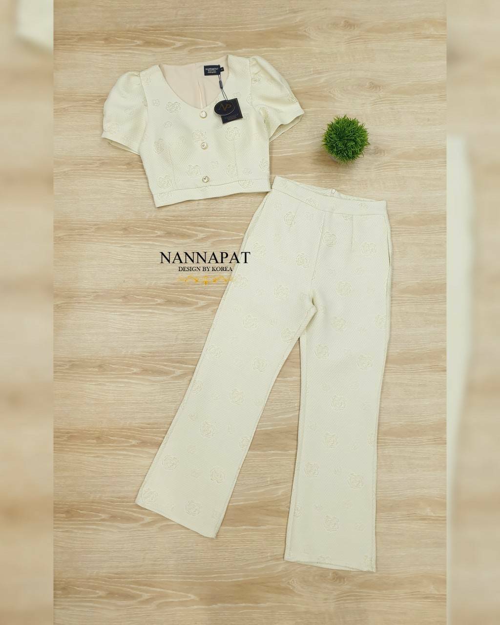 เสื้อซิปหลัง แต่กระดุมน่ารักๆ