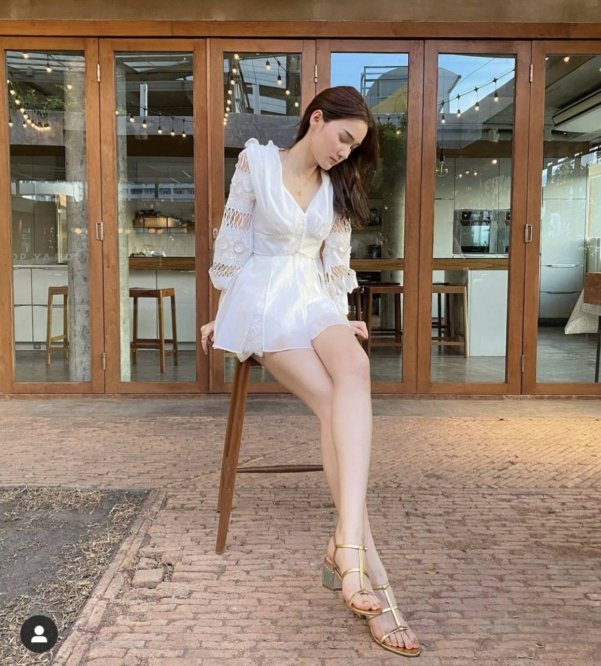 เสื้อคอวีแต่งกระดุมหน้าซิปหลังแขนยาว
