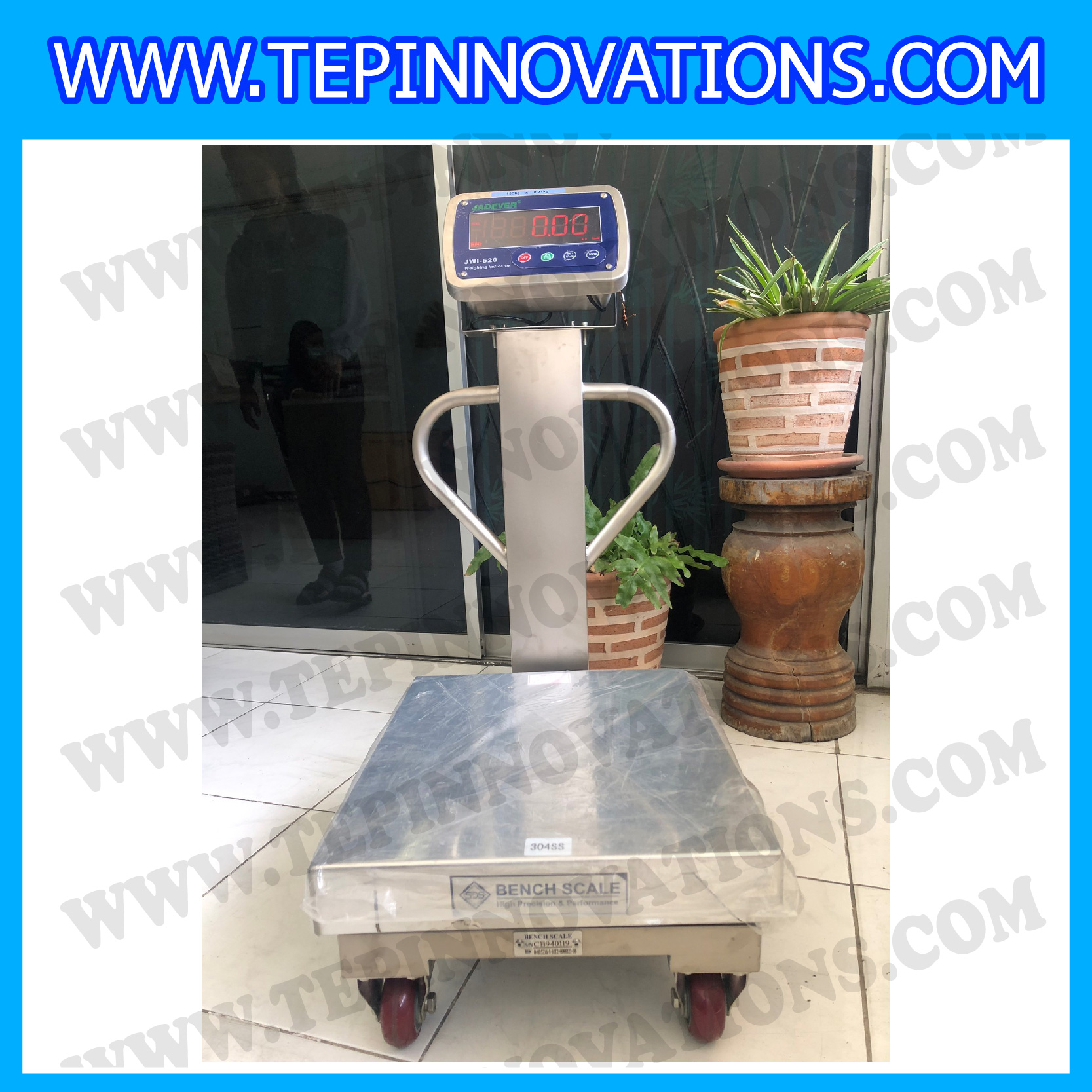 เครื่องชั่งตั้งพื้นกันน้ำสแตนเลสพร้อมล้อ 150kg รุ่น JWI-520 ขนาดแท่น 40x50 cm. เครื่องชั่งกันน้ำ150kg เครื่องชั่งดิจิตอล150kg ตาชั่งกันน้ำ 150kg ตาชั่งดิจิตอลกันน้ำสแตนเลสมีล้อ 150 กิโลกรัม พิกัด 150kg ความละเอียด 10g ยี่ห้อ JADEVER