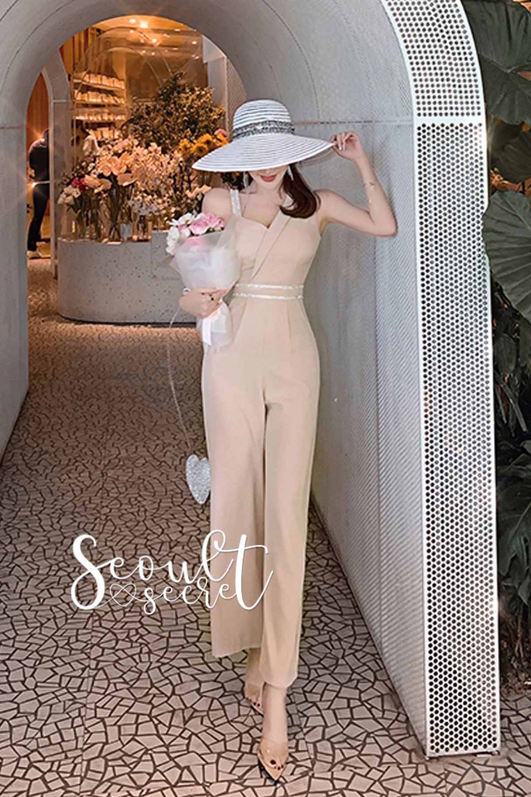 จั้มสูทขายาวลุคสาวสวยทรงแขนกุด