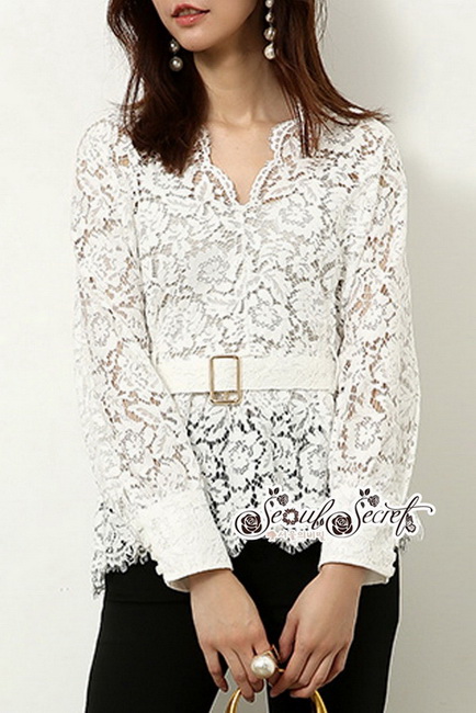 เสื้อลูกไม้ทรงคอวีลึกเป็นผ้าลูกไม้สีขาว