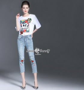 เสื้อยืดสีขาวกางเกงยีนส์ปัก