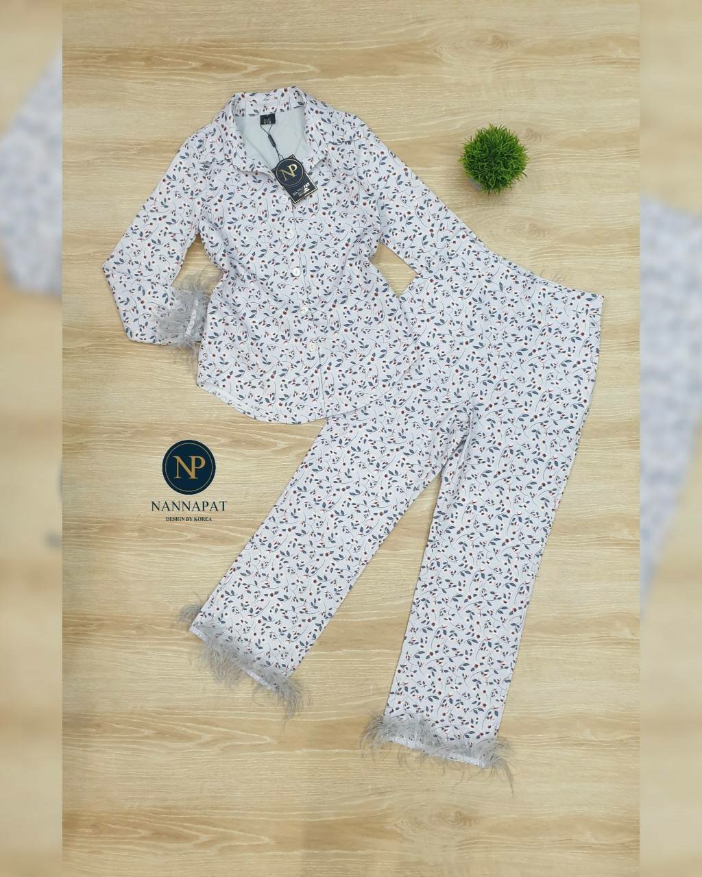 เสื้อคอปกกระดุมหน้าแขนยาวแต่งขนนก