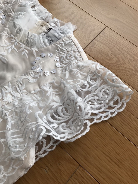 เดรสผ้าลูกไม้สีขาวตกแต่งระบาย