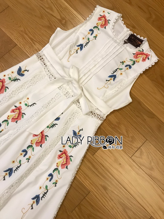 เดรสผ้าเครปสีขาวปักลายตกแต่งลูกไม้