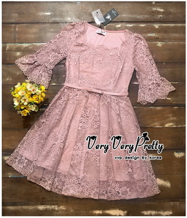 ชุดเดรสลูกไม้ทรงเดรสคอเหลี่ยม