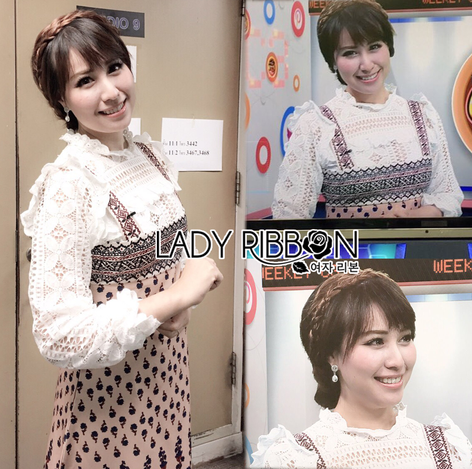 เซ็ตเสื้อลูกไม้สีขาวสไตล์เฟมินีนและเดรสสายหนา
