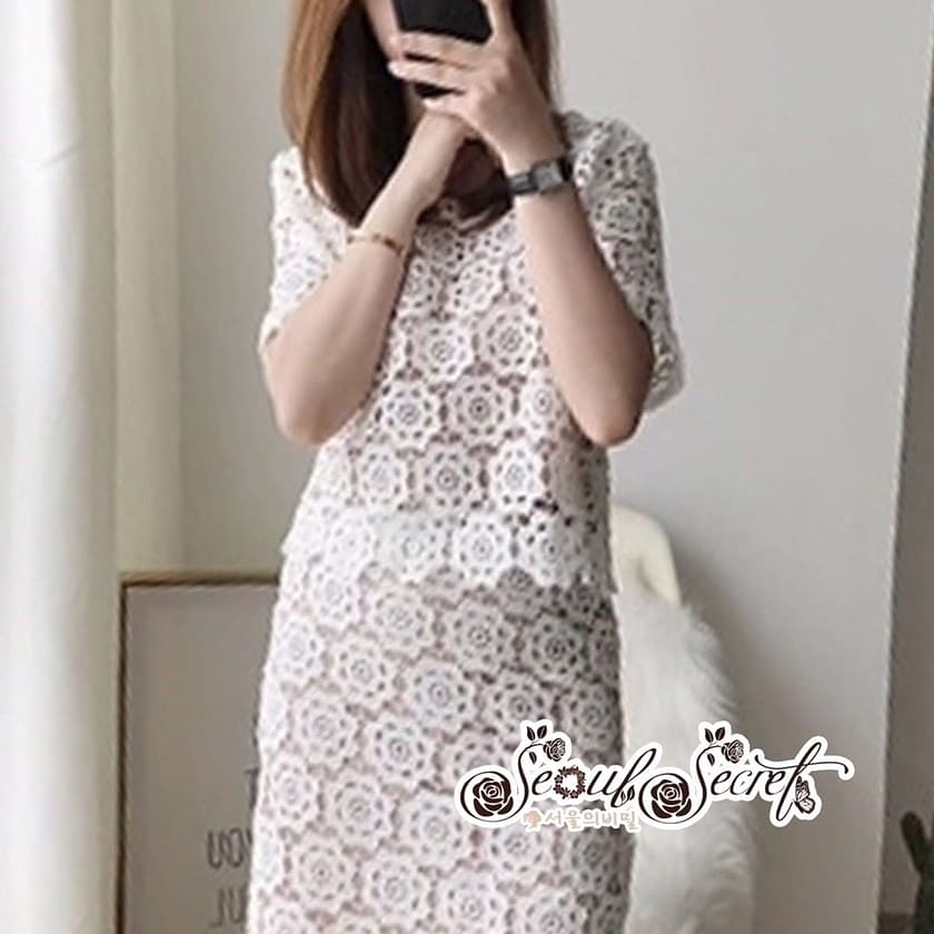 เสื้อทรงครอปพอดีตัว มีซับทรงครอปเย็บติดด้านในสีครีม
