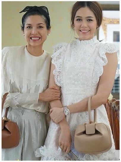 เดรสผ้าลูกไม้สีขาวตกแต่งระบาย