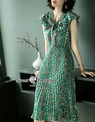 ชุดเดรสเกาหลีผ้าเนื้อดีนุ่มมีน้ำหนัก ผ้าพื้นสีครีม