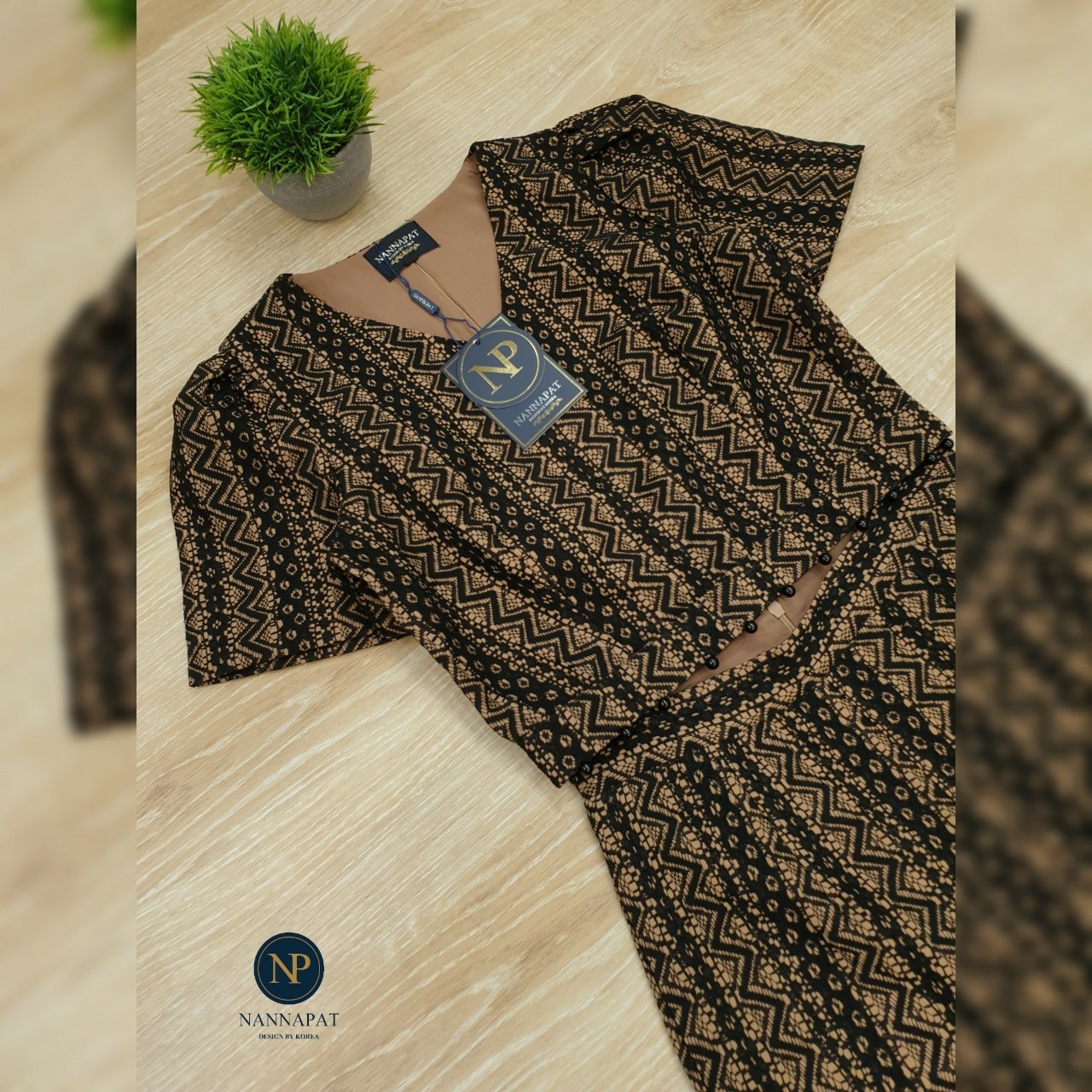 เสื้อซิปหลังแต่งมุกรอบเอว