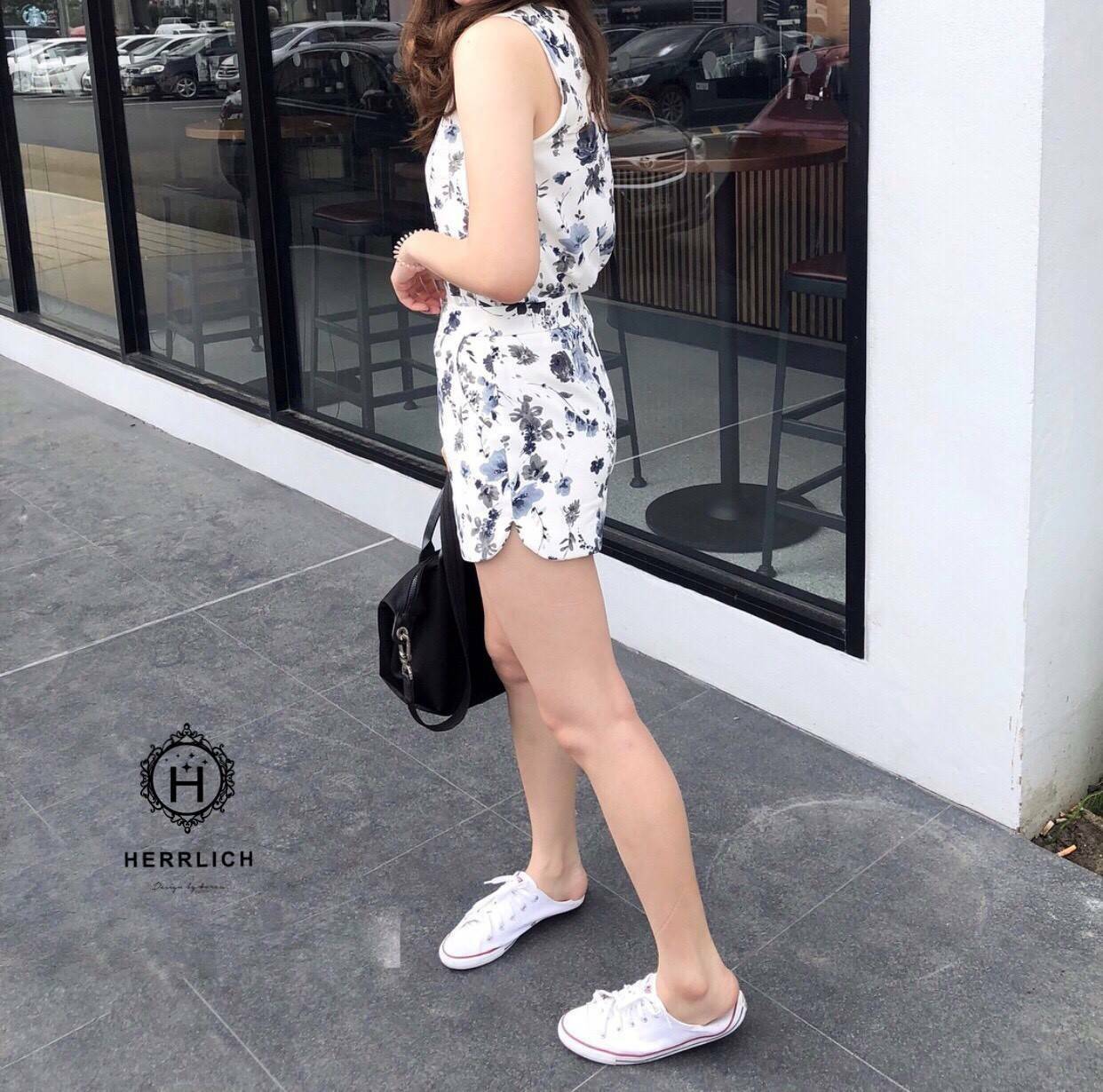 เสื้อแขนกุด คอกลม ลายผ้าสวย