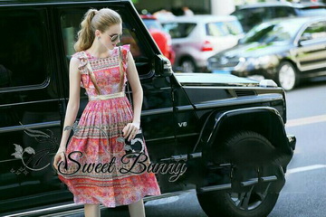 Lady Ribbon พร้อมส่งเสื้อผ้าออนไลน์ SW10120716 Sweet Bunny Present... Girls Print Gold Waist Dress