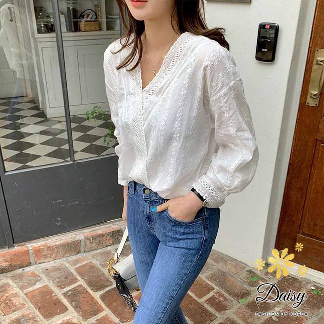 เสื้อลูกไม้คอตตอน คอวี