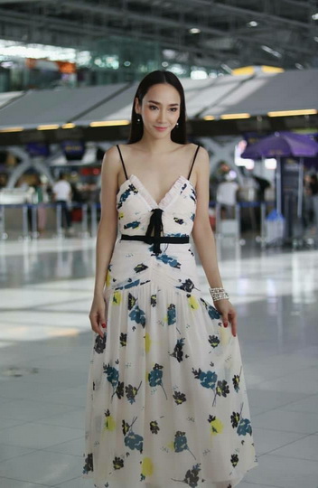 เดรสโทนสีครีมพิมพ์ลายดอกไม้สีเหลือง
