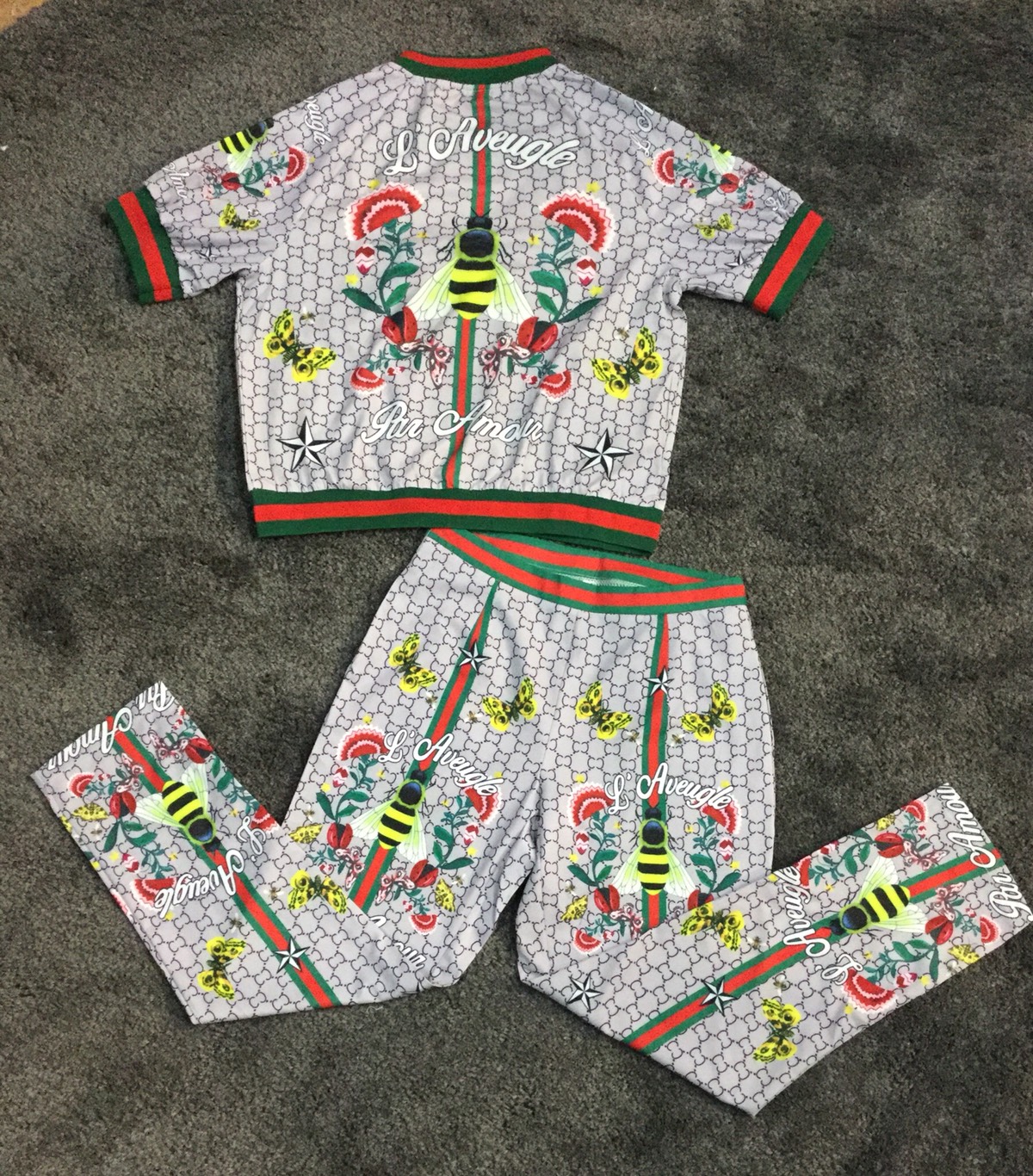 เสื้อแต่งซิปสีเงินด้านหน้า มาพร้อมกับกางเกงทรงกระบอก