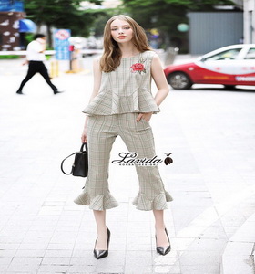 เสื้อทรงปล่อยปักดอกแดงพร้อมกางเกง