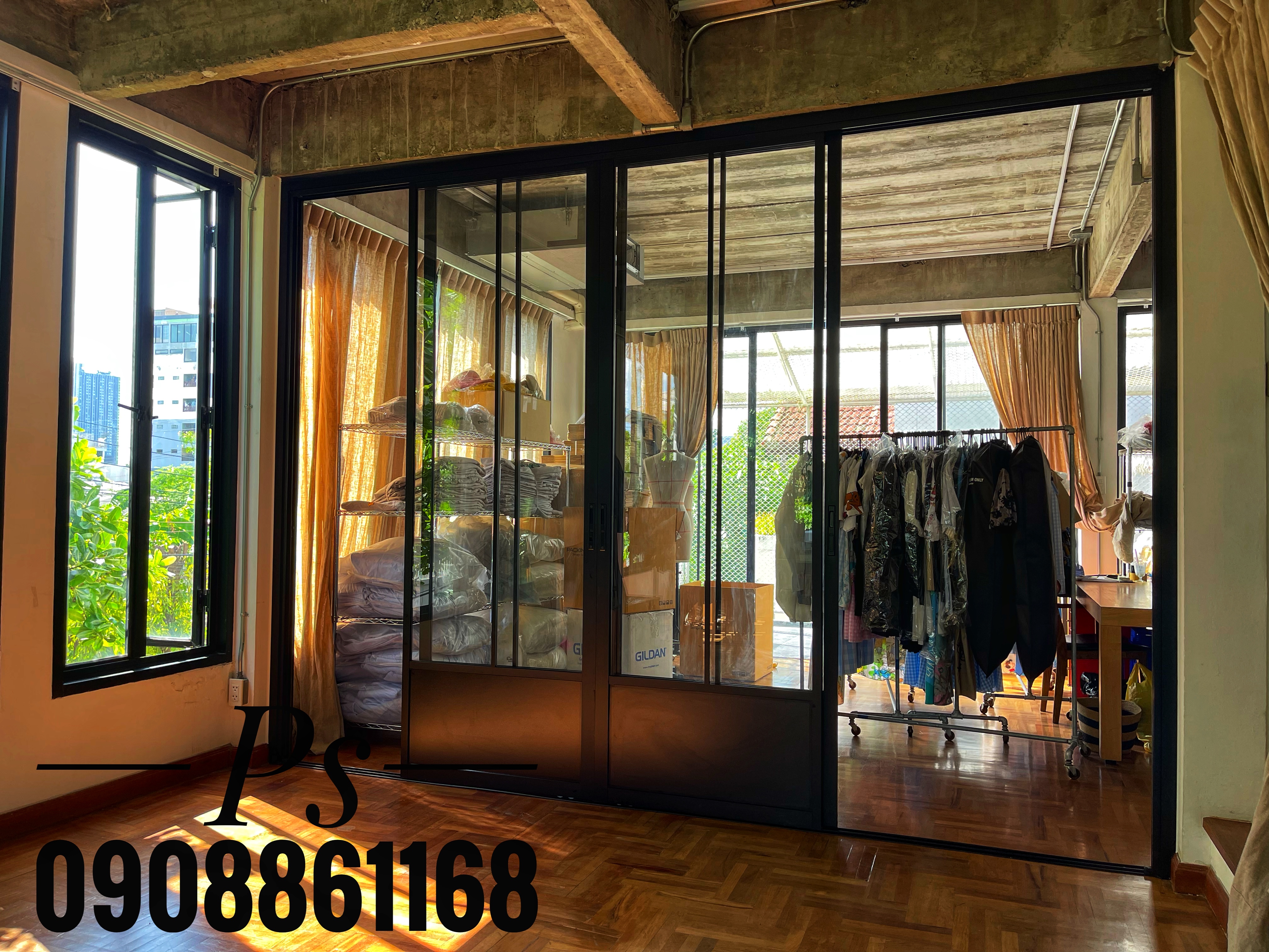 กั้นห้องด้วยประตูบานเลื่อนสี่บานเลื่อนได้ทุกบานสไตล์ลอฟท์อลูมิเนียมสีดำกระจกใส