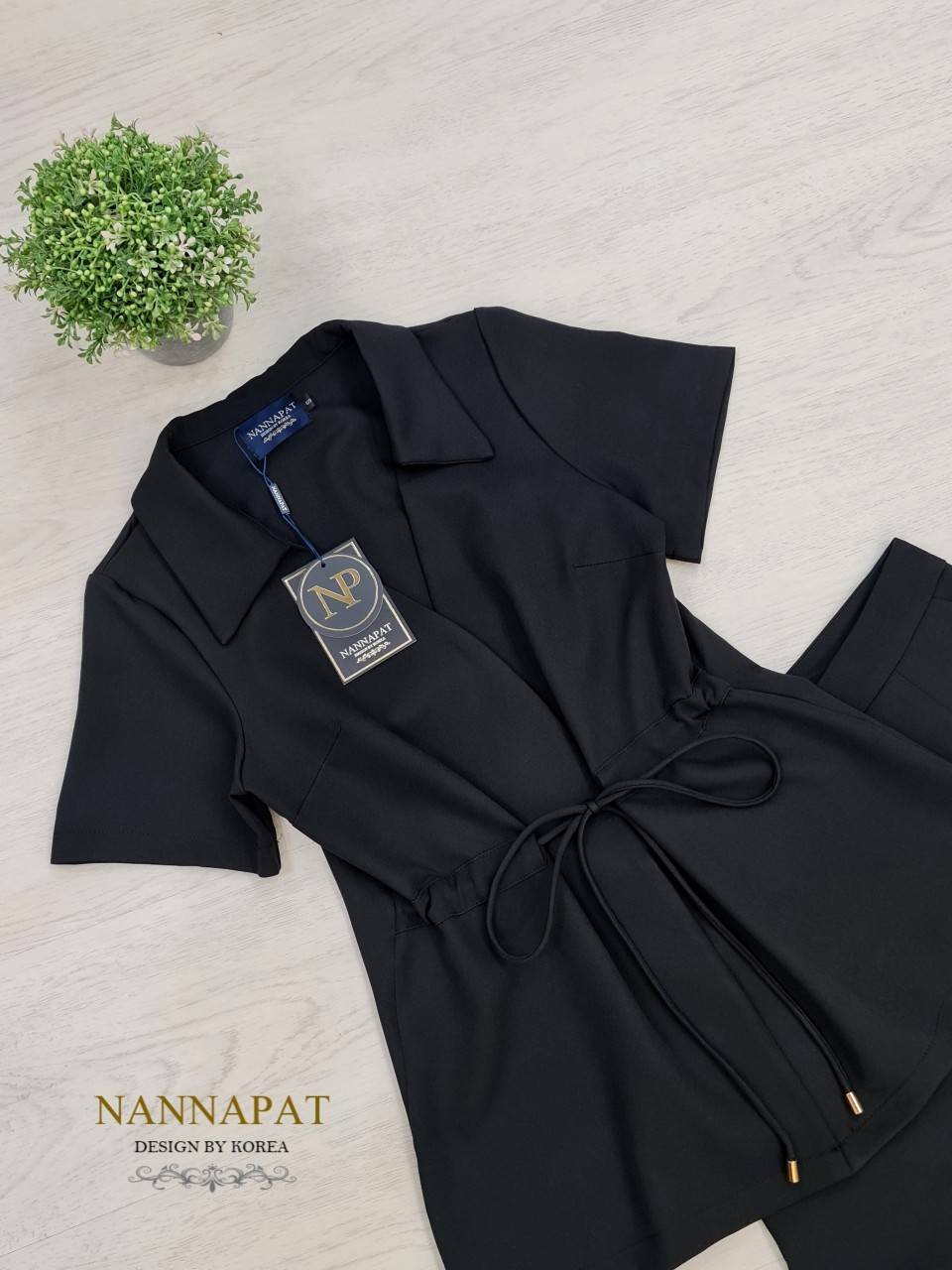 เสื้อกระดุมหน้า มีเชือกรูดสีดำ