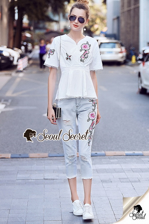 เสื้อสีขาว + กางเกงสียีนส์
