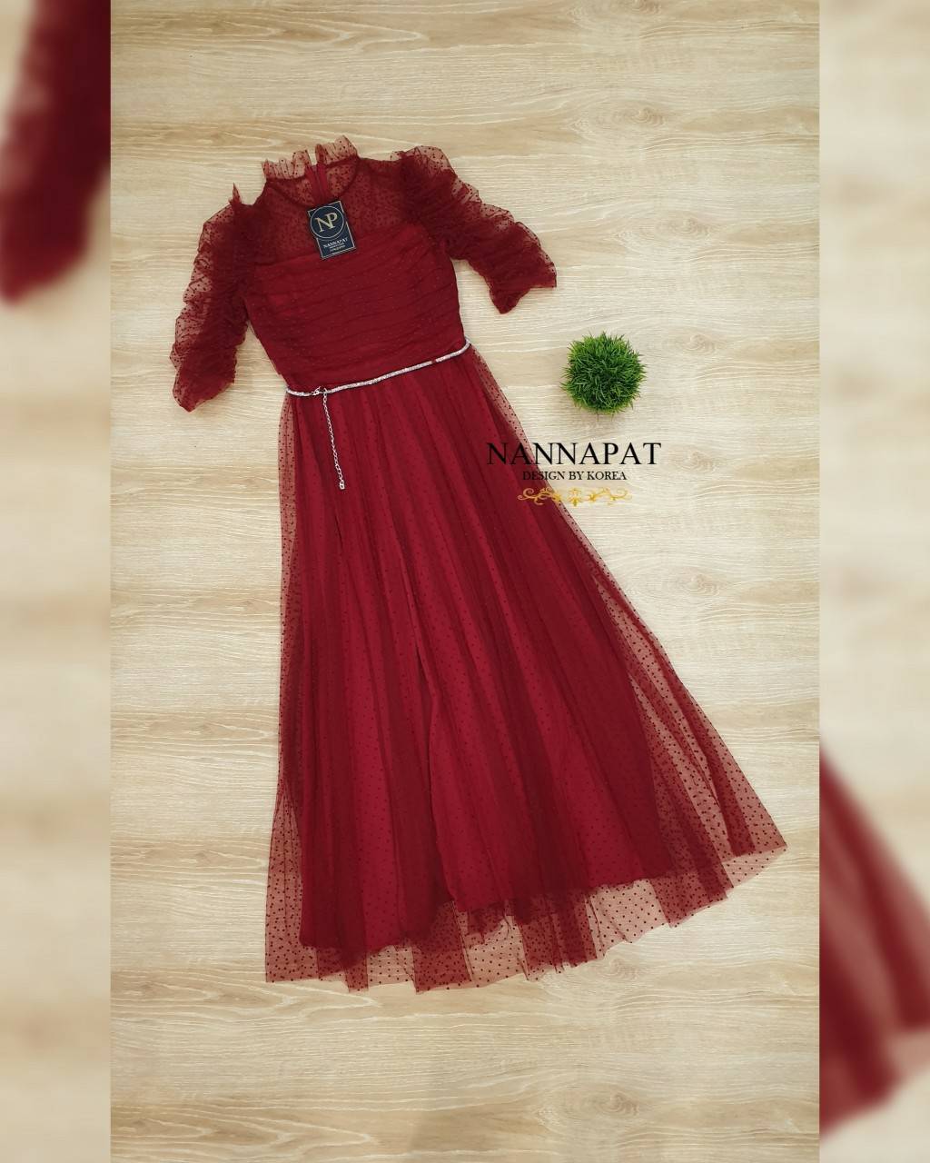 เดรสยาวมาพร้อมเข็มเพชร