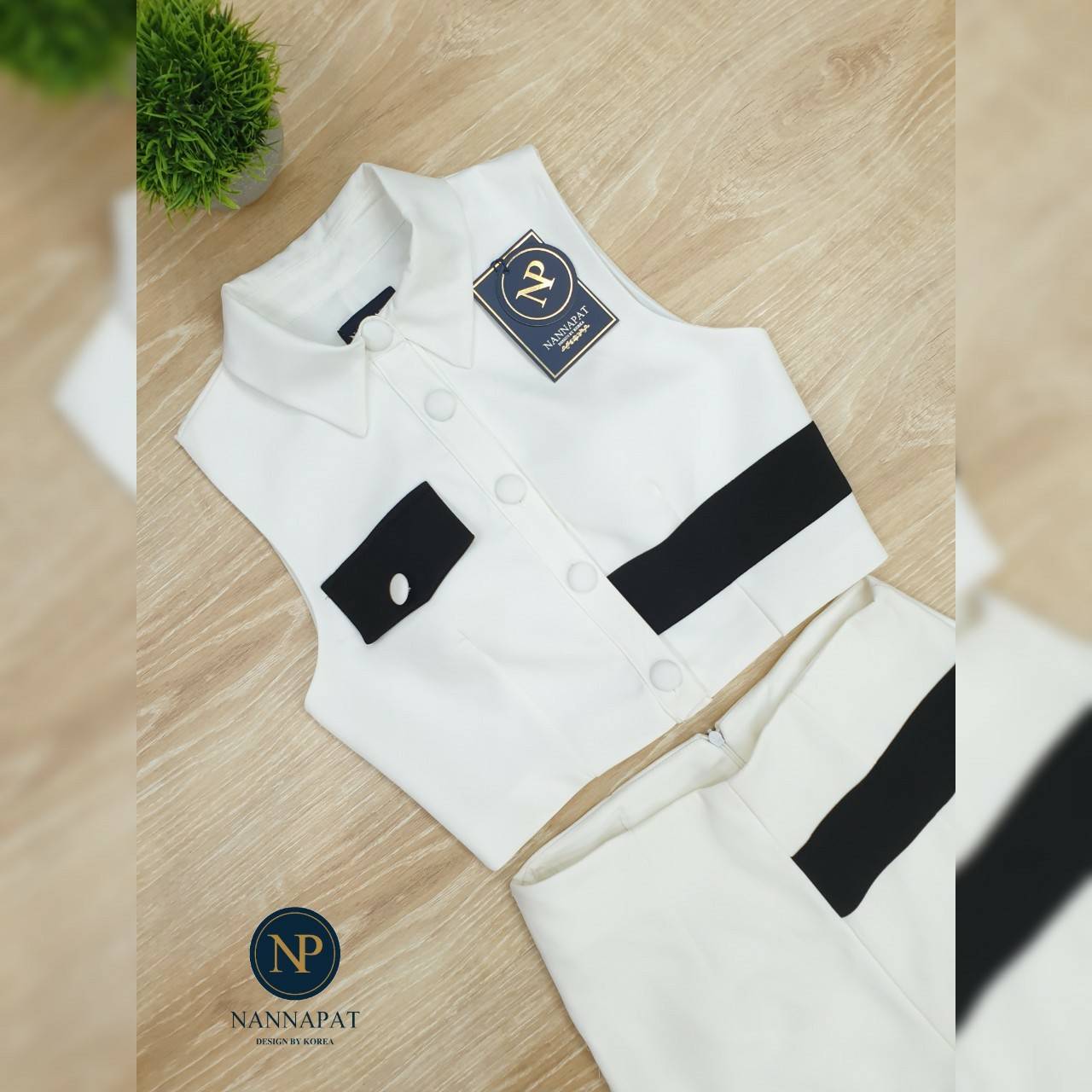 เสื้อกระดุมหน้าแต่งแถบดำกางเกงเข้ารูป