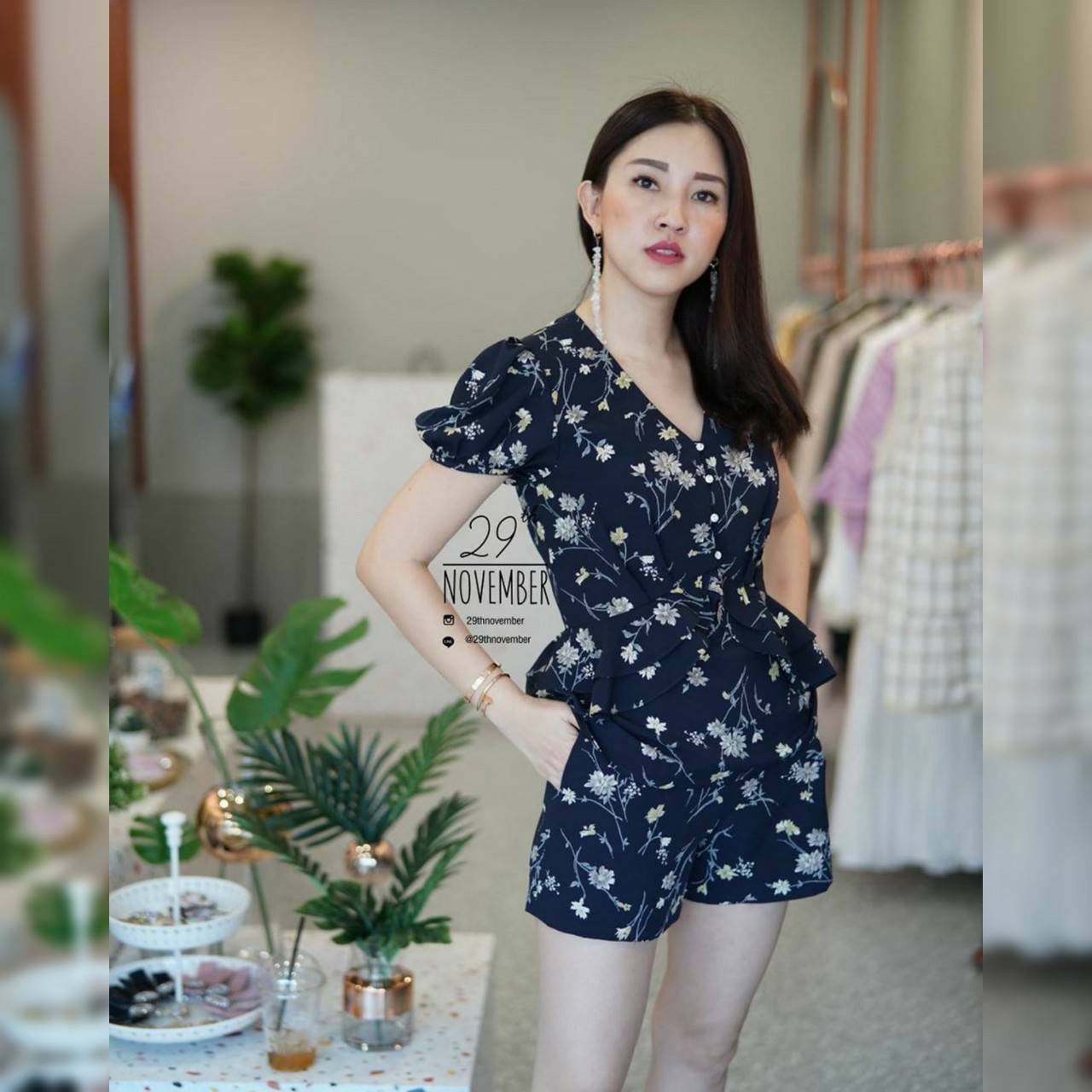 เสื้อซิปหลังแต่งกระดุมเพชรหน้า