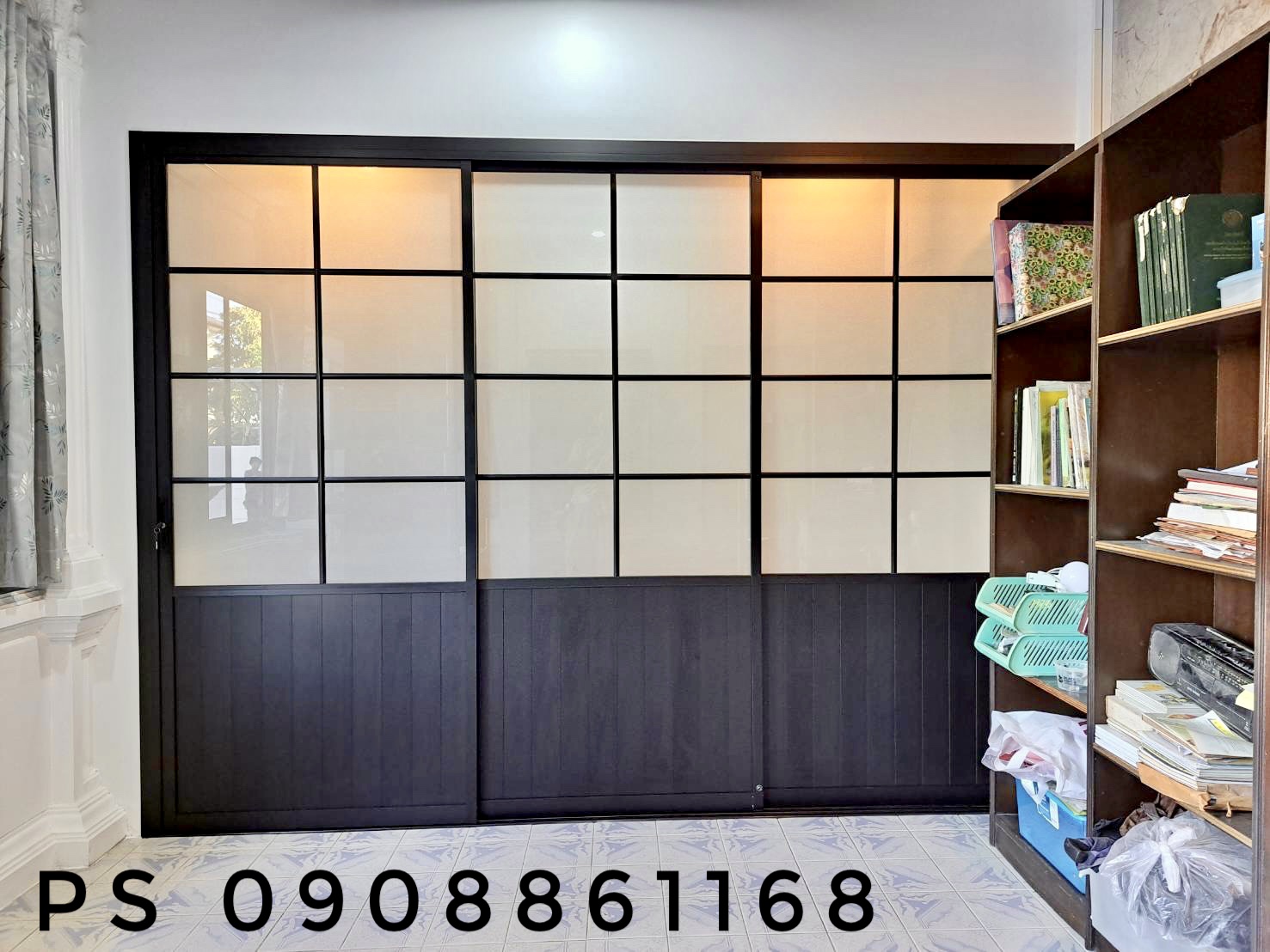 กั้นห้องด้วยประตูบานเลื่อนอลูมิเนียมสีดำกระจกฝ้าลูกฟูกด้านล่างคาดลายลูกฟัก