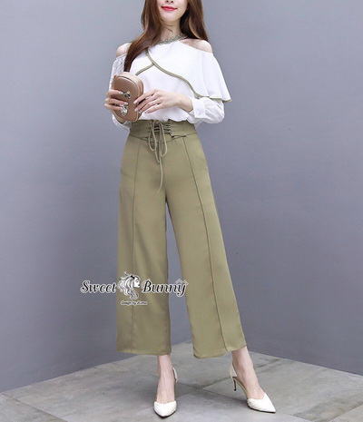 เสื้อสีขาวทรงเว้าไหล่แขนยาว ระบายปิดอก