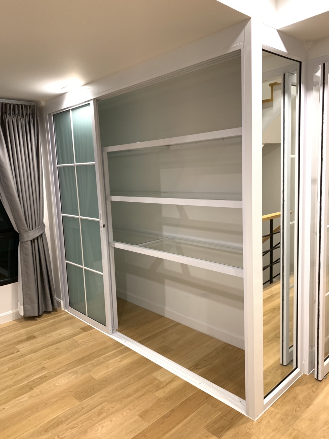 บิ้วอินตู้เก็บของอลูมิเนียมสีขาวกระจกฝ้าแนวลอฟท์