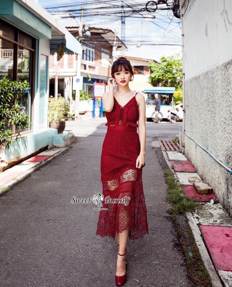 ชุดสายเดี่ยวคอวี เย็บตะเข็บจับจีบระบายตรงอก