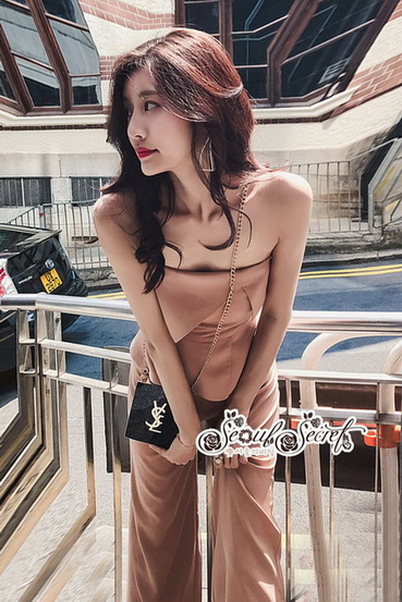 จั้มสูทเกาะอกผ้าโทนสีพีทอ่อน