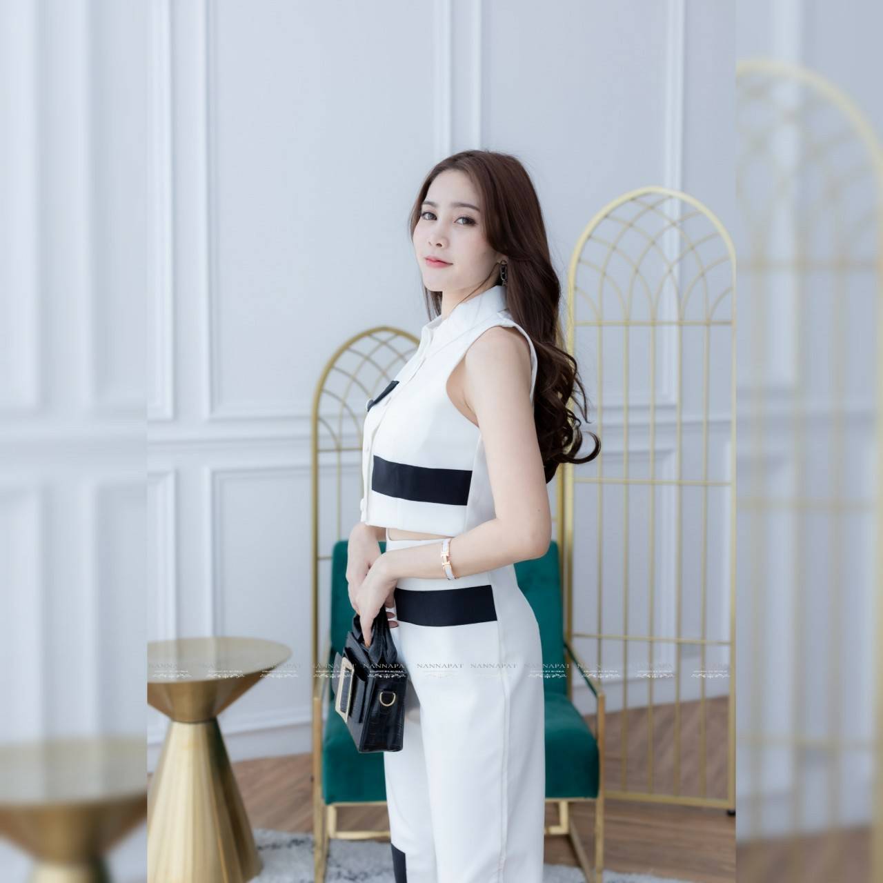 เสื้อกระดุมหน้าแต่งแถบดำกางเกงเข้ารูป