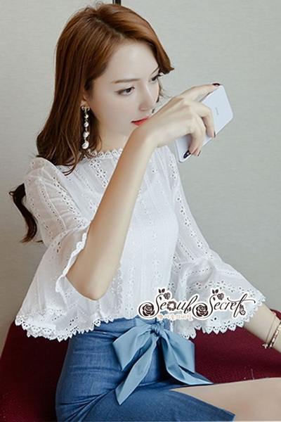 เสื้อทรงสามส่วนต่อชายแขนเป็นทรงระบายๆแขนกระดิ่ง