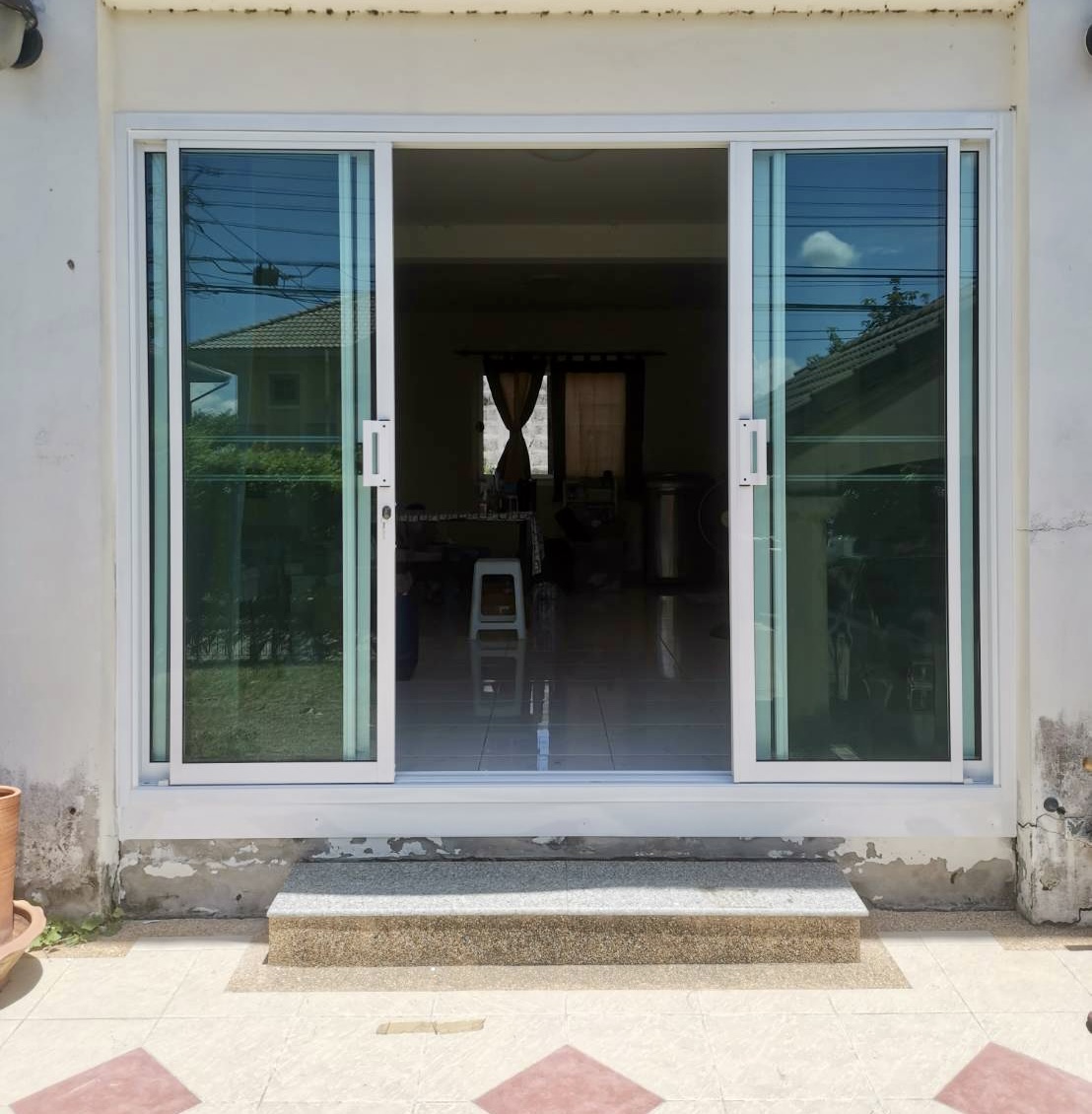 เปลี่ยนประตูบานไม้ให้เป็นประตูบานเลื่อนกระจกอลูมิเนียมพร้อมมุ้งลวด