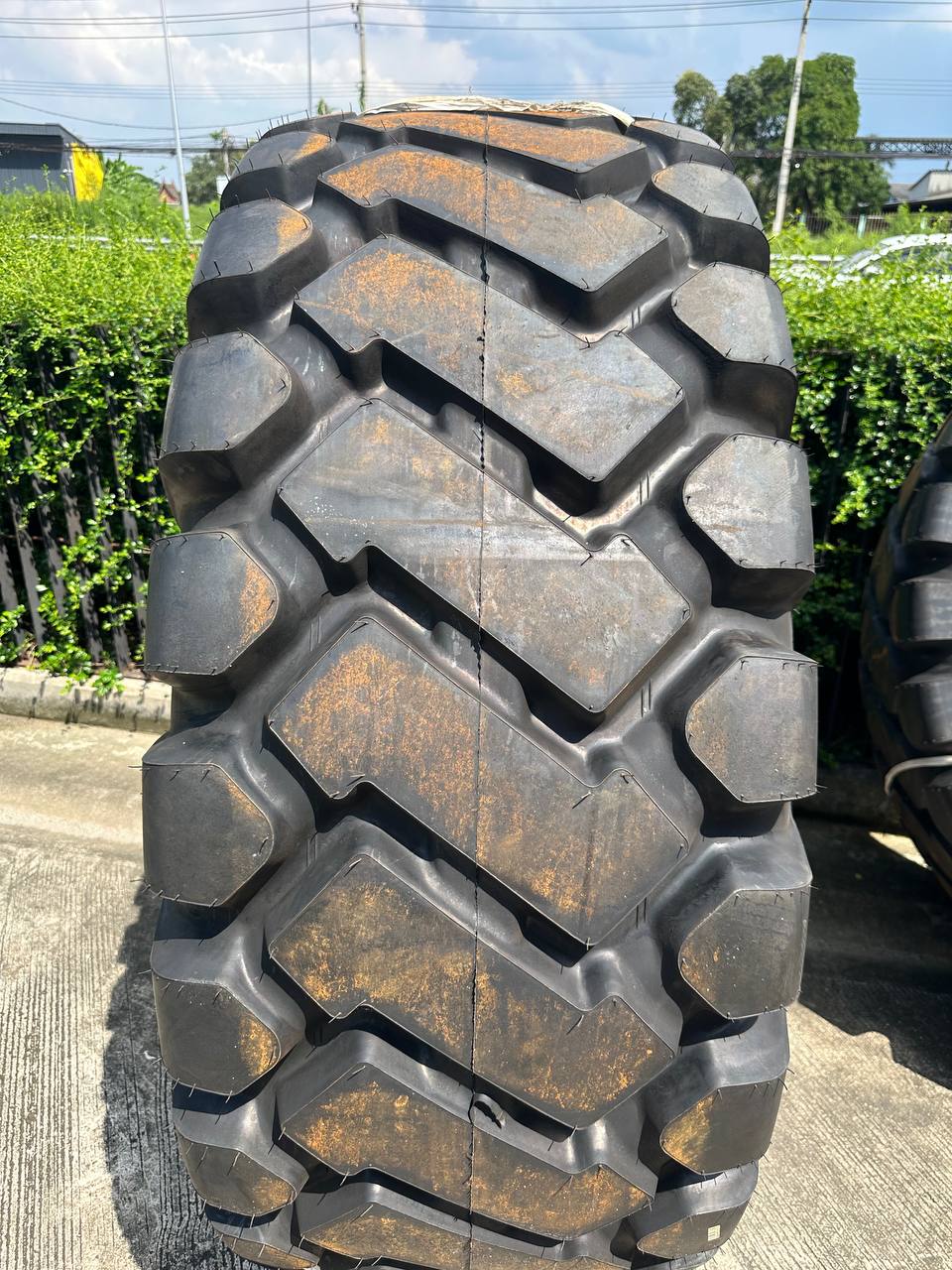 ยางรถอุตสาหกรรม รถตัก รถเกรด ขนาด 23.5-25 รุ่น L-3/G-26 (ครบชุด) ชนิด TT 20PR ยี่ห้อ AEOLUS