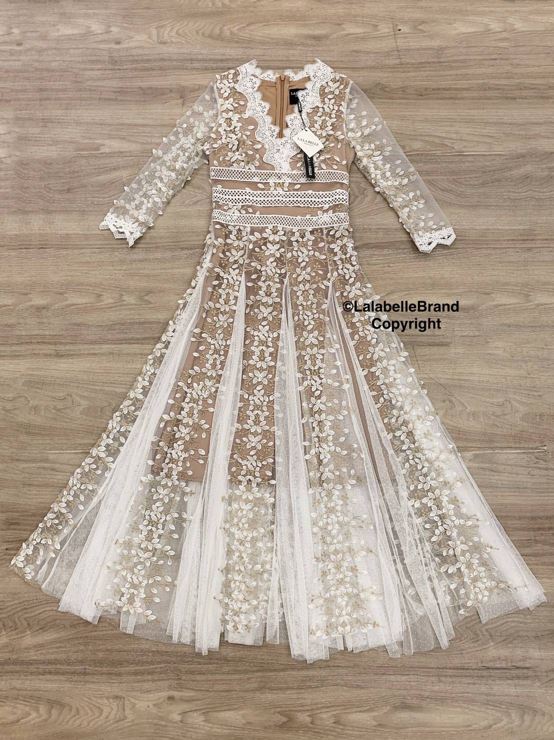 แม็กซี่เดรสลูกไม้ปักทั้งชุดคอวีแขนสามส่วน