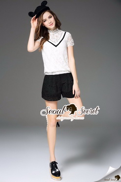 Lady Ribbon Online ขายส่ง เสื้อผ้าออนไลน์ ของแท้ SS19040716 Seoul Secret Say's... V Ribbon Turtleneck Lace Blouse