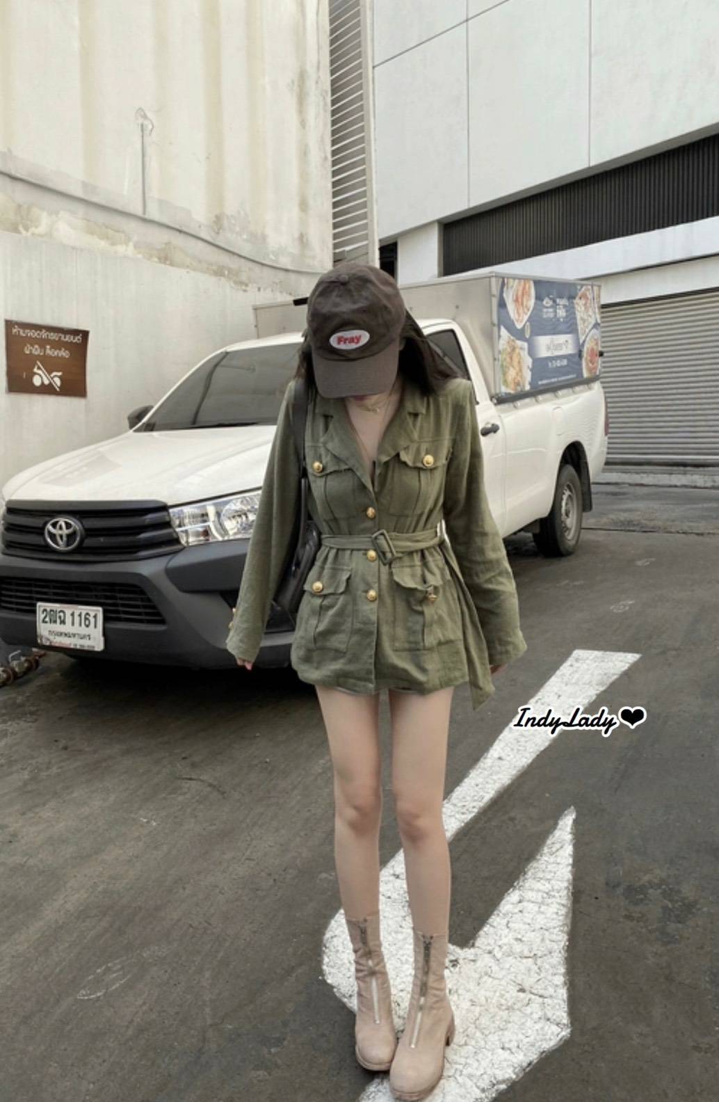 เสื้อเชิ้ตคอปกแต่งกระดุมทอง