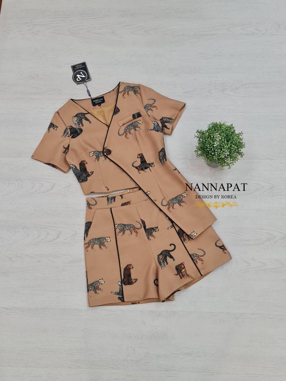 งานกระดุมหน้าลายเสื้อ