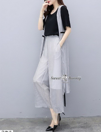 ผ้ายืดสีดำเนื้อนุ่ม ด้านนอกผ้าลายริ้วแขนกุด เป็นเสื้อคลุมยาว