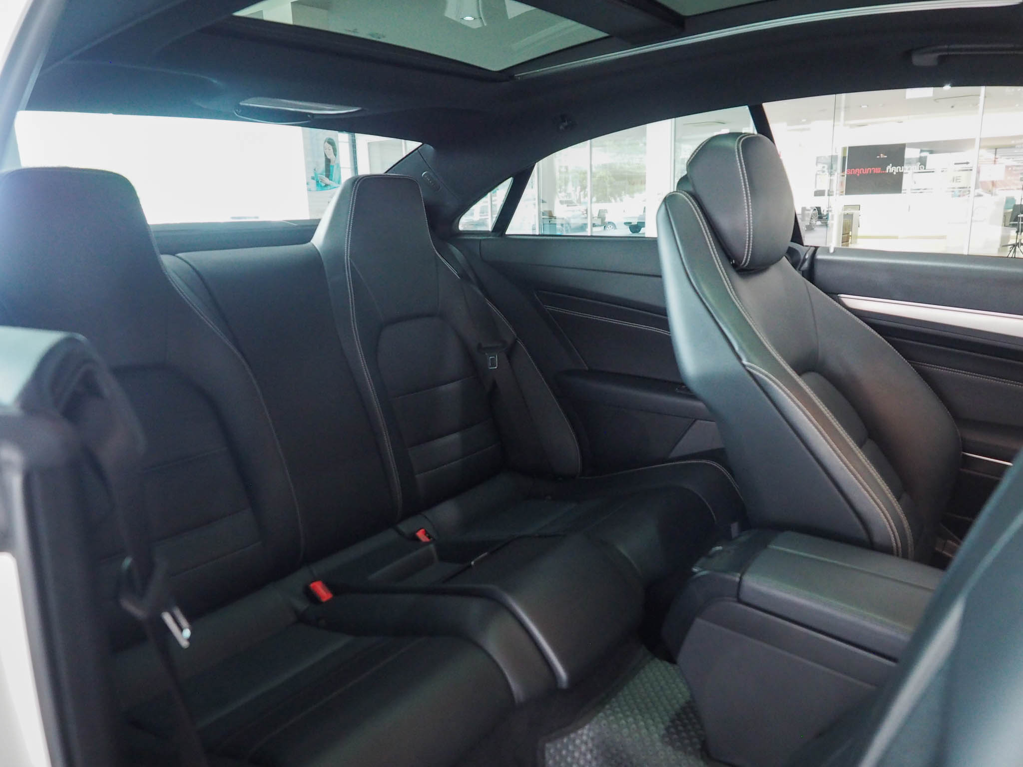 จองแล้ว E200 Coupe AMG W207