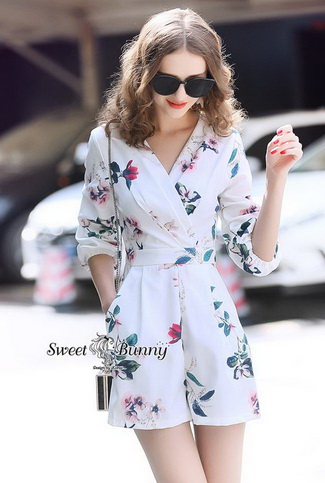 จั๊มสูทขาสั้นคอวีป้ายอกเอวจับจีบ